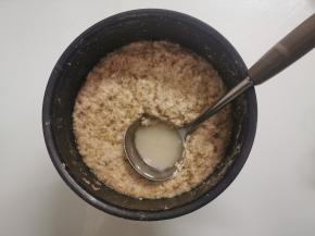 6个小时后，你会发现糯米里出现很多液体，也就是麦芽糖原液，可以尝尝，甜甜的