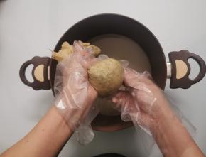 用密点纱布把汁过滤，尽量挤干净（糖汁里不能混进渣）