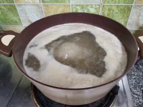 大火烧开后，转中火慢慢熬，不用搅拌（这是一个漫长的过程，一定要有耐心）