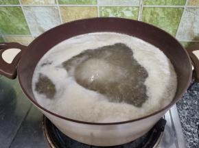 大火烧开后，转中火慢慢熬，不用搅拌（这是一个漫长的过程，一定要有耐心）