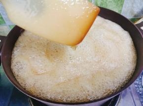 慢慢的水分被蒸发掉，越变越浓，泡泡也越来越密集，然后转小火，开始搅拌了，随的浓稠度的增加，最好不要离开