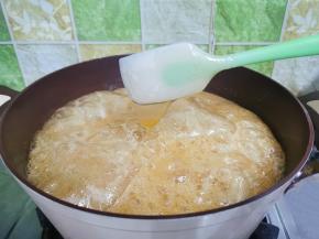 直到糖可以挂锅铲上，挂旗一样，如图（一共熬了2个小时）这个状态软硬度刚刚好，如果想吃硬一点，可以多熬30分钟