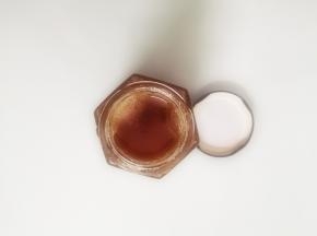 瓶子提前用开水消毒一下，凉干水分。熬好的麦芽糖稍微放凉一会儿就可以装瓶了，不用等到完全凉了再装，要不要沾的锅里，很不容易刮下了