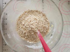 5、加入燕麦片拌匀。