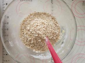 5、加入燕麦片拌匀。