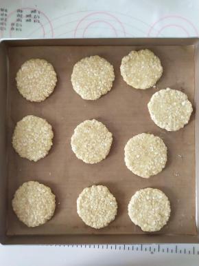 6、分割成每个25克 的小球，压成圆饼状，放入学厨9055金盘中。