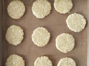 6、分割成每个25克 的小球，压成圆饼状，放入学厨9055金盘中。