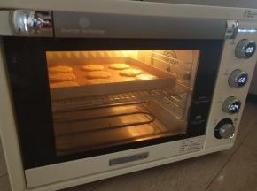 7、烤箱中层上火180度，下火160度，烘烤25分钟。