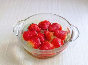 草莓去蒂，冷水冲洗，再加入盐浸泡5分钟，再冲洗干净，切小块备用。