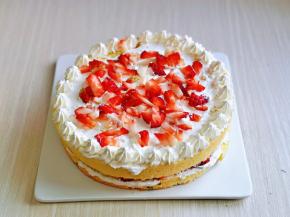 摆放上一层草莓颗粒，蛋糕的一圈挤上奶油，我用的八齿，这个可以随意。