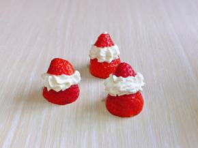 草莓圣诞老人，草莓根部切掉，尖部切掉作为帽子，挤入奶油，戴上帽子，装饰上眼睛就可以啦！