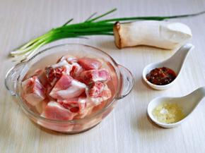 准备食材，排骨冷水浸泡，将血水泡出。