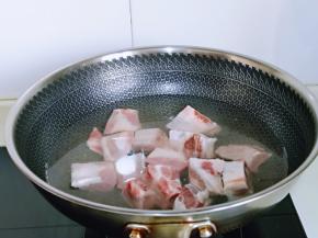 泡好的排骨冷水下锅，大火烧菜煮3分钟捞出，用温水冲洗干净。