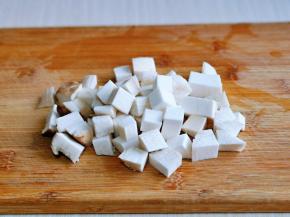 杏鲍菇洗干净，切丁。