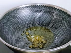 起油锅，加入冰糖小火融化，炒至冰糖成为褐色。
