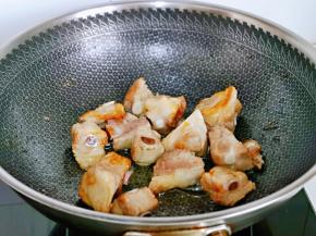 这时冰糖已融化，加入排骨炒糖色。