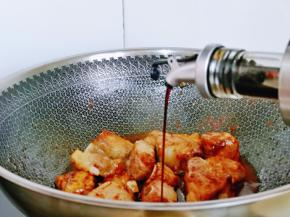 加入生抽，小火翻炒均匀。