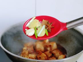 再加入香料，翻炒1分钟。