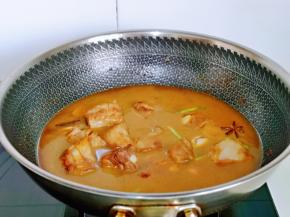 加入纯净水，没过排骨为佳，大火烧开，转小火慢炖25分钟。