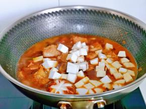 加入切好的杏鲍菇，还放了一朵香菇，继续炖20分钟。