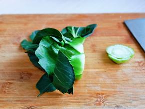 买回来的小青菜，去根，将外面的叶子剥掉，剥到菜心，剥下来的的叶子留着好，可以烧汤用。