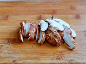 香菇洗干净，去根，切片，不要太薄。