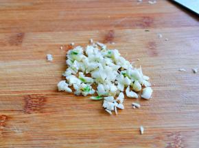 大蒜去皮，切碎。