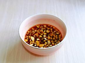 切碎的大蒜放入碗中，加入生抽，蚝油，十三香搅拌均匀。