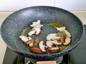 起油锅，加入焯水的香菇煸炒。