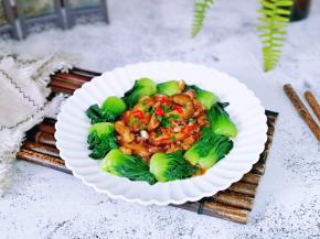 把菜心摆盘，炒熟的香菇盛盘子中间，撒上葱花和红椒点缀。