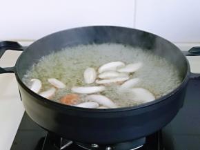香菇焯水，冷水下锅，烧开煮1分钟捞出备用。