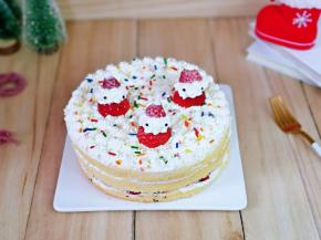 将圣诞老人摆放在蛋糕上面，再撒上一些装饰糖果，将糖粉筛在圣诞老人上面就可以啦！