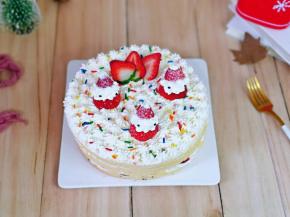 又切了一个草莓摆在上面。