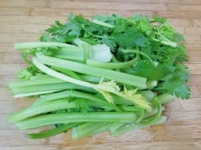 西芹去根去老叶，杆抽丝洗干净。