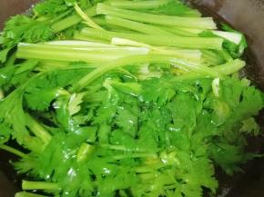锅里烧开水加一点盐和食用油，下入洗干净的西芹焯一下水，捞出过凉水备用。