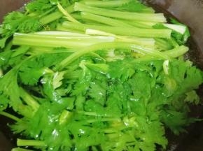锅里烧开水加一点盐和食用油，下入洗干净的西芹焯一下水，捞出过凉水备用。