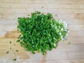小葱洗干净切成葱花。