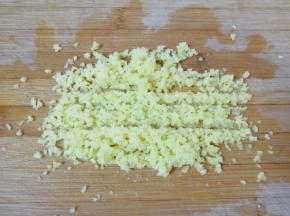 生姜洗干净剁碎姜末。