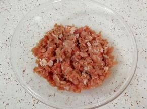 准备好肉馅放在大一点的盆里 。