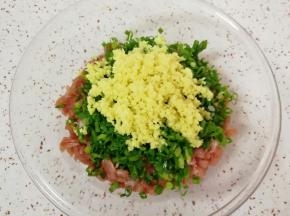 放上葱花和姜末。