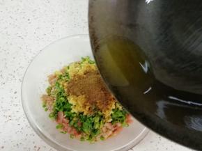 炒锅内倒适量的食用油烧热，浇在十三香上面。