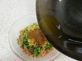 炒锅内倒适量的食用油烧热，浇在十三香上面。