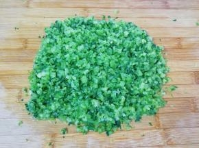 焯过水的西芹剁碎。