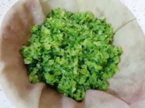 包入粗布去掉多余的水分，最好攥干一点，因为西芹加了调料以后容易出水。