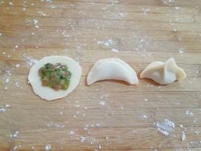 准备好饺子皮放上馅，先把边缘捏紧，然后用两个手的食指和大拇指轻轻挤一下，一个饺子就包好了。