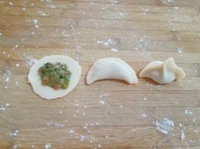 准备好饺子皮放上馅，先把边缘捏紧，然后用两个手的食指和大拇指轻轻挤一下，一个饺子就包好了。