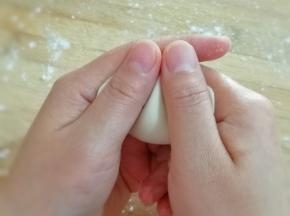 上一张挤饺子的图片看一下手法。