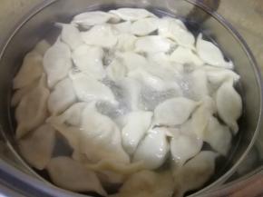 锅内放水烧开煮饺子，我一般是点两次水煮三开，再开盖煮一会儿，饺子就熟了。