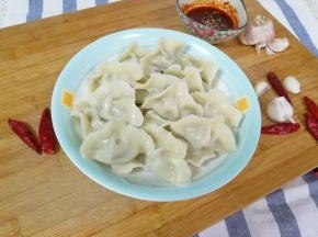 煮好的饺子装盘，根据自己的口味调一个蘸汁。