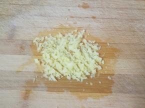 生姜剁成姜末。